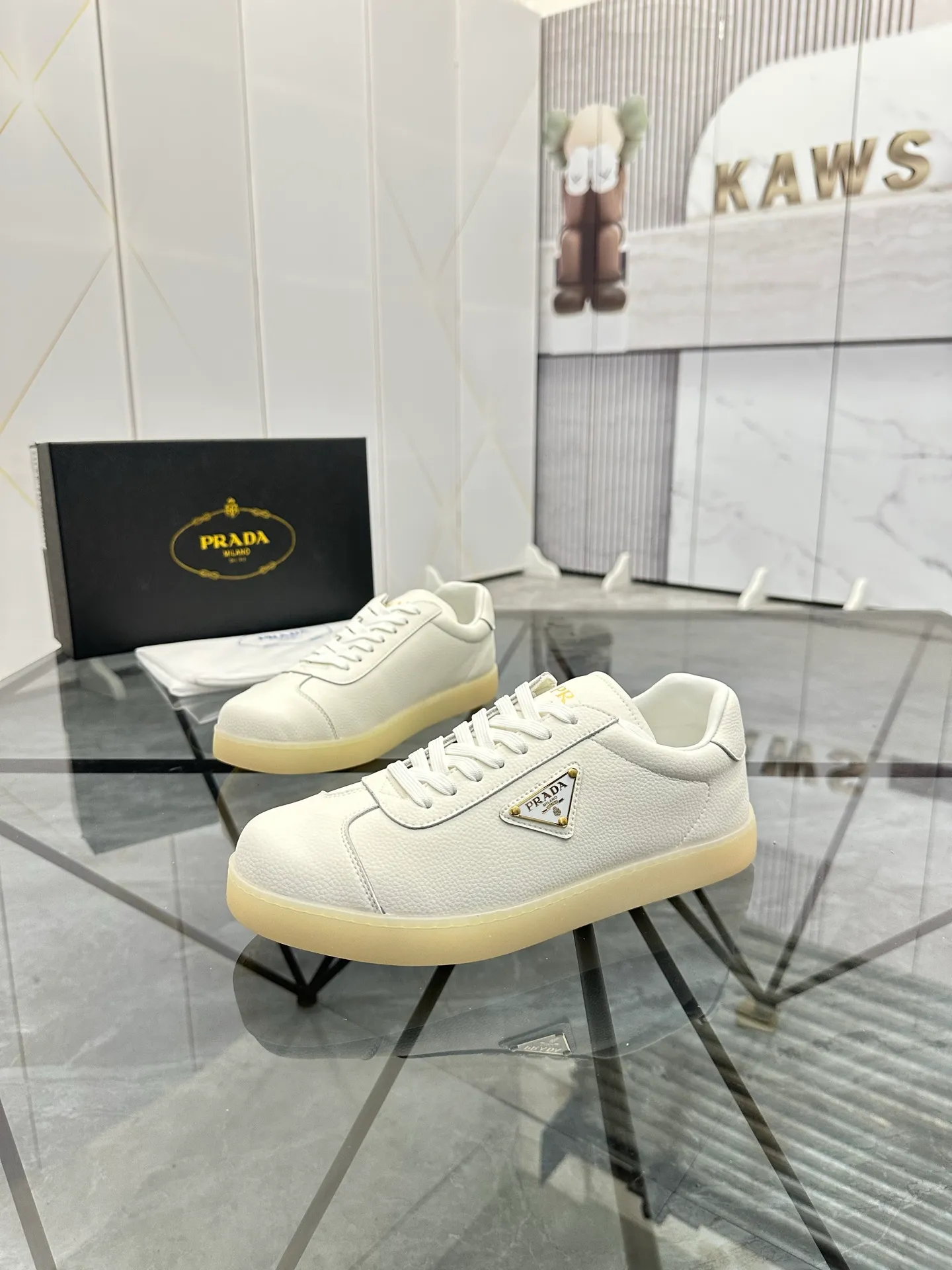 Men's shoes: 💰P400¥ Product trademark: Prada *"Prada*" low-top casual shoes Regular size: 38-44 (can be customized to 45) Product materials: imported cowhide upper, sheepskin lining, original outsole. Number: 020